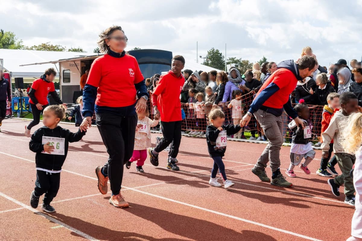 Elèves de petite section durant la course avec des accompagnants