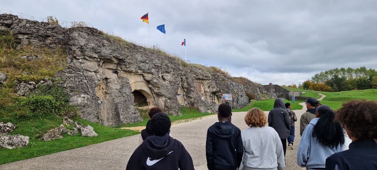 Des élèves découvrant le fort de Douaumont