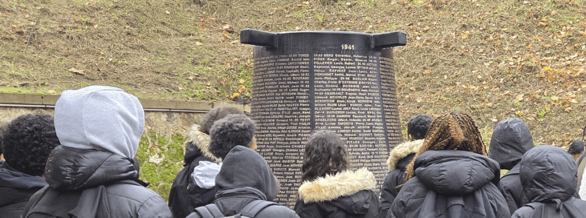 Des élèves devant le monument en hommage aux fusiliers du Mont-Valérien