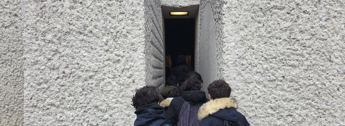Des élèves entrant dans la crypte du Mémorial des martyrs de la Déportation