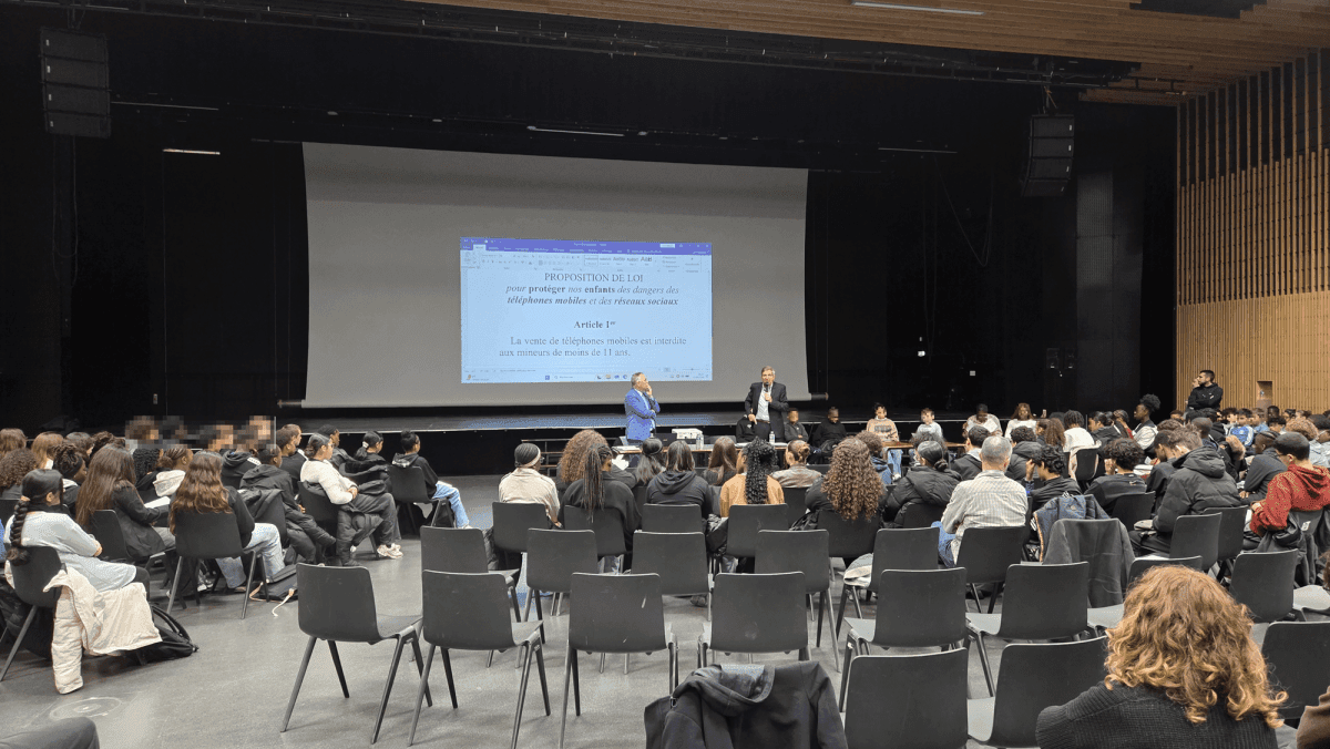 Des élèves participants à la simulation de débat parlementaire