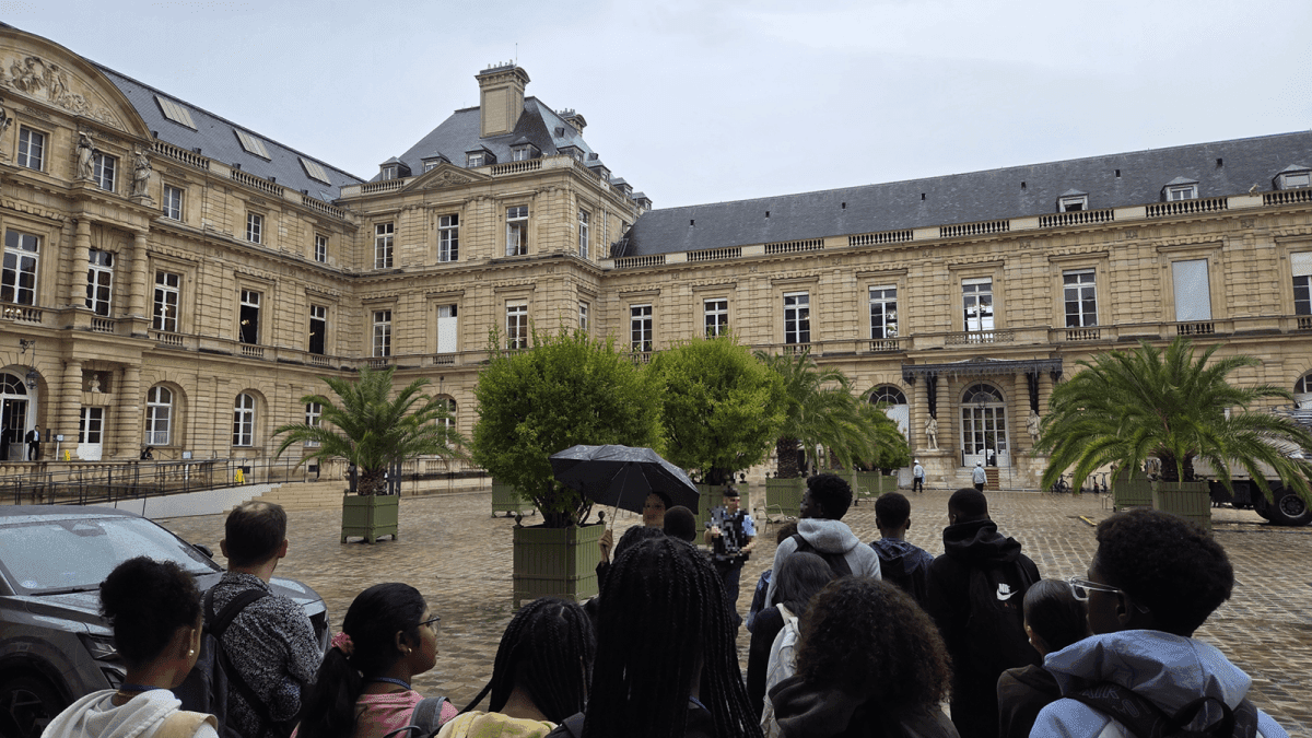 Dans la cour du Sénat, au début de la visite